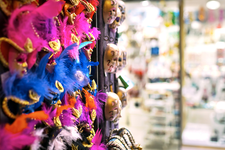 erros comuns decoração carnaval supermercado evitar