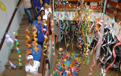ideias criativas decoração carnaval supermercado