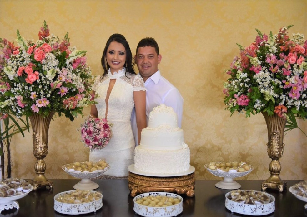 1. Casamento Civil em Casa: Guia Completo para uma Decoração Aconchegante; 2. Lembrancinhas Criativas e Baratas para o seu Casamento Civil Simples; 3. Paleta de Cores para Casamento Civil: Escolha a Ideal para seu Estilo; 4. Economize na Decoração: Dicas Essenciais para um Casamento Civil com Baixo Orçamento; 5. Iluminação e Detalhes: Transforme seu Casamento Civil Simples em um Evento Inesquecível