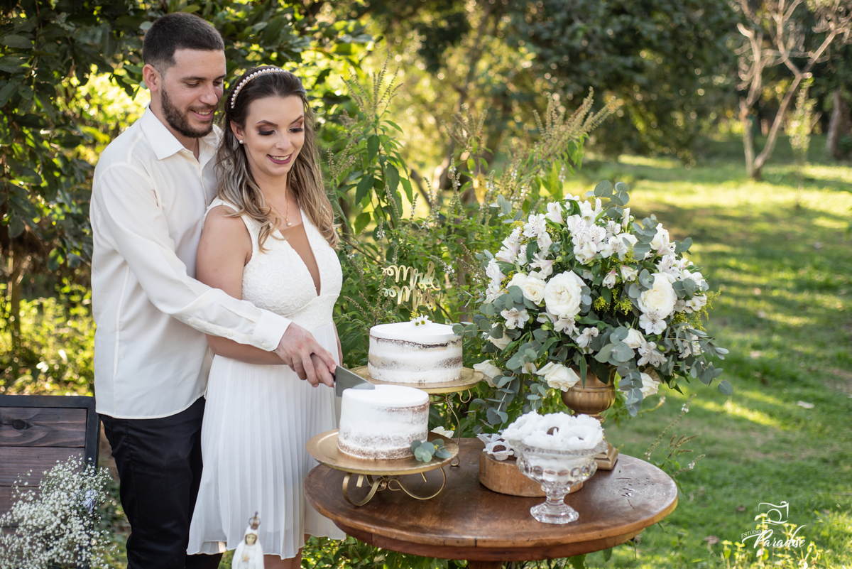 1. Casamento Civil em Casa: Guia Completo para uma Decoração Aconchegante; 2. Lembrancinhas Criativas e Baratas para o seu Casamento Civil Simples; 3. Paleta de Cores para Casamento Civil: Escolha a Ideal para seu Estilo; 4. Economize na Decoração: Dicas Essenciais para um Casamento Civil com Baixo Orçamento; 5. Iluminação e Detalhes: Transforme seu Casamento Civil Simples em um Evento Inesquecível