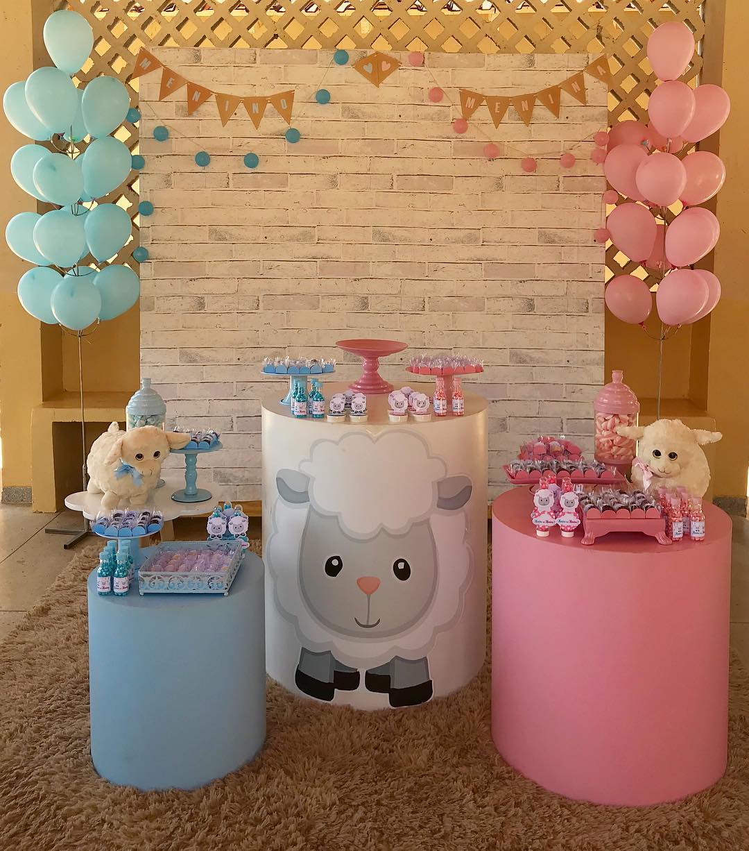 Mini Tables para Chá Revelação: O Charme das Mesas Compactas