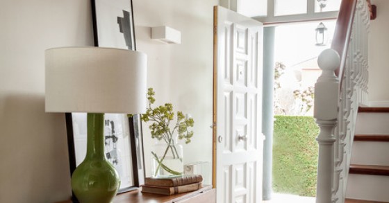 decoração com aparador e espelho