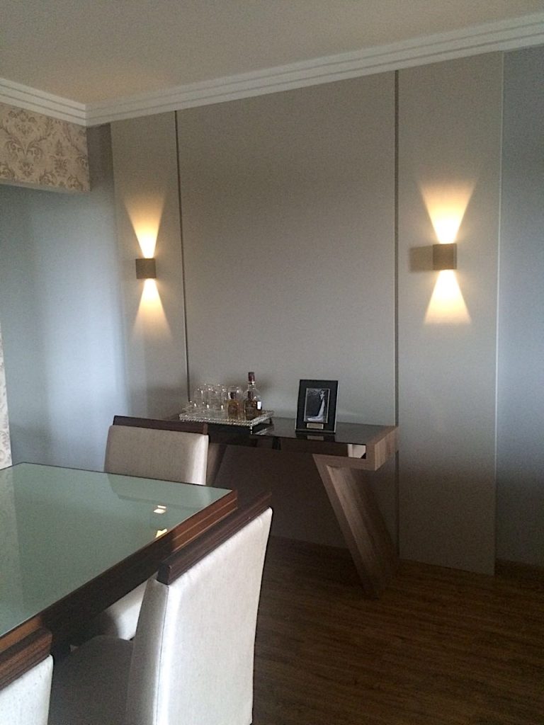 arandelas de LED para corredores estreitos