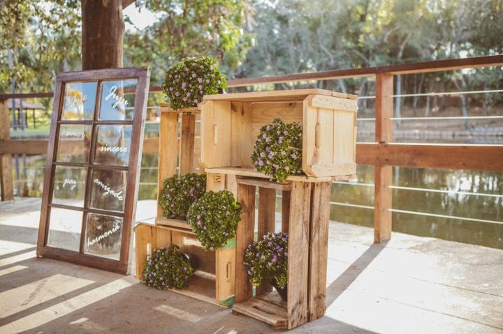 erros comuns decorar festa com caixas de madeira