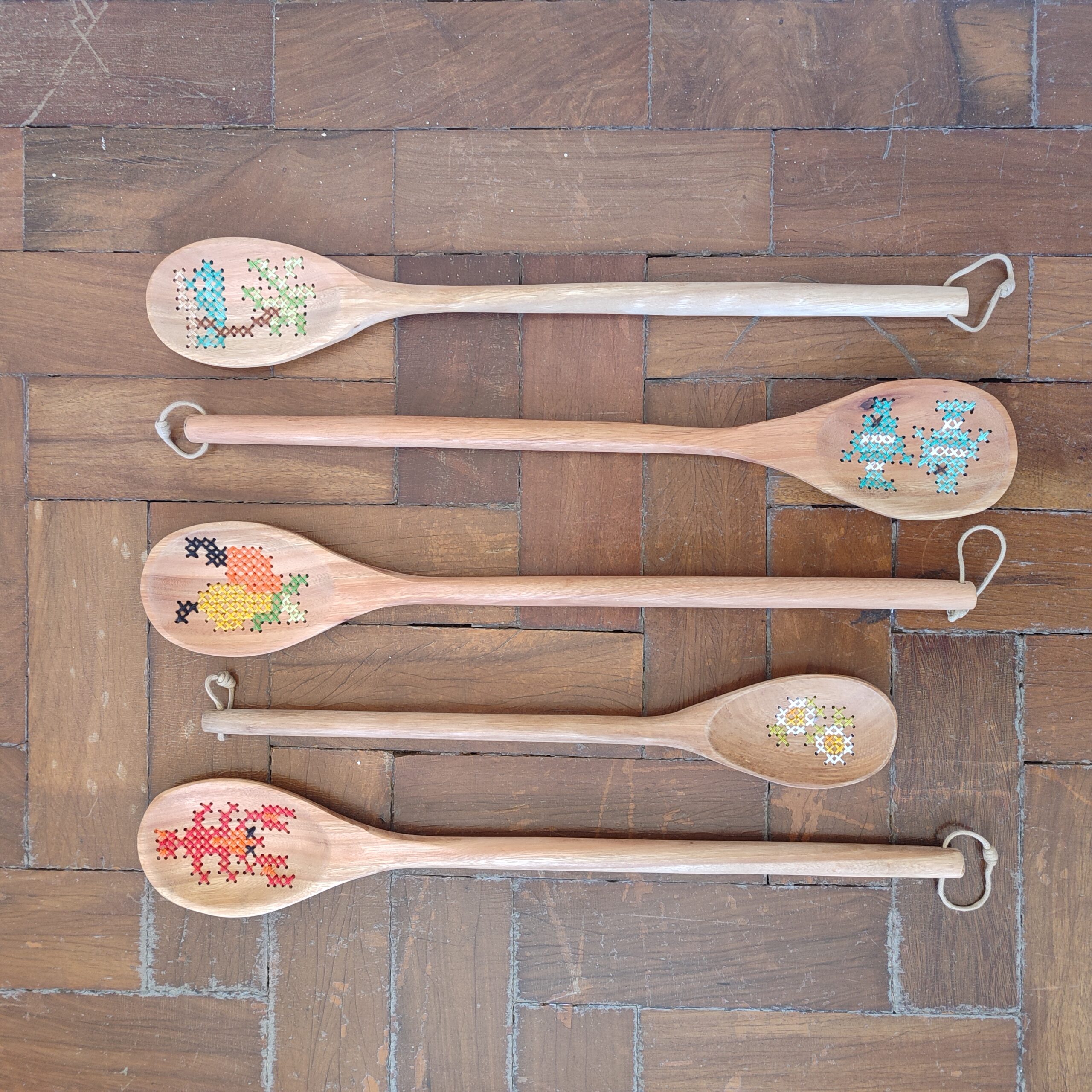 colher de madeira decorada vs colher de metal decorada