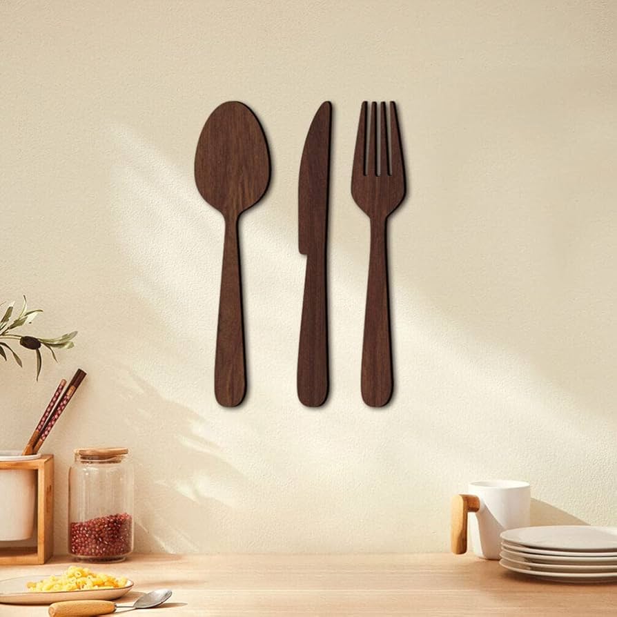 colher de madeira decorada vs colher de metal decorada