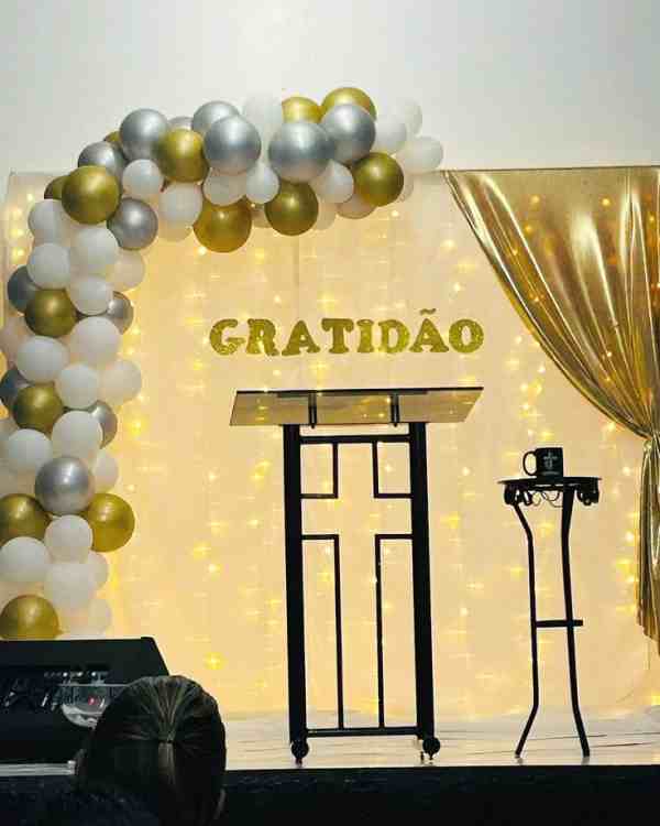5 ideias de títulos: 1. Cortina Metalizada: O Guia Completo para Decorações Incríveis; 2. Transforme sua Festa: Dicas de Uso e Instalação da Cortina Metalizada; 3. Modelos e Cores de Cortina Metalizada para Cada Ocasião; 4. Como Criar um Backdrop Impactante com Cortina Metalizada; 5. DIY: Ideias Criativas para Usar Cortinas Metalizadas na Decoração.