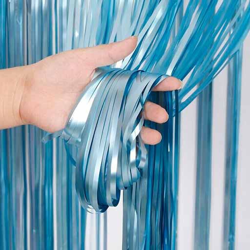 decoração com cortina metalizada azul