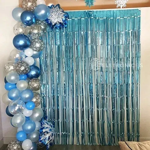 decoração com cortina metalizada azul