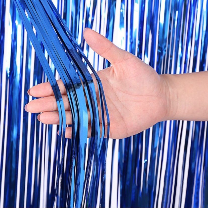 decoração com cortina metalizada azul