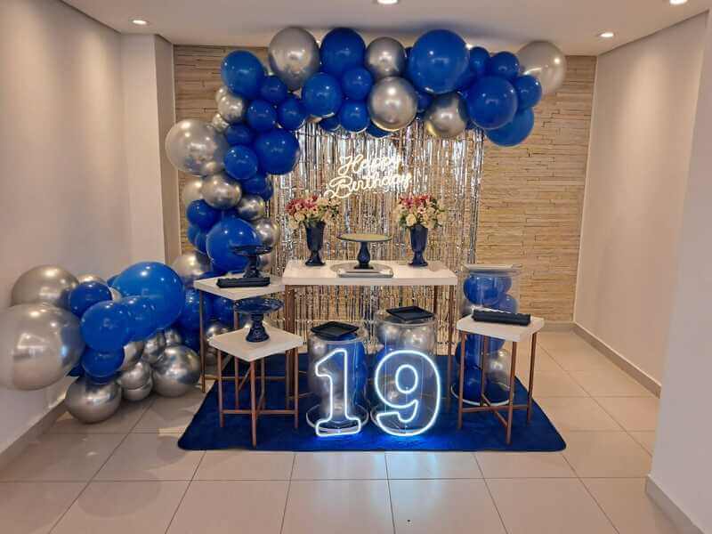 decoração com cortina metalizada azul