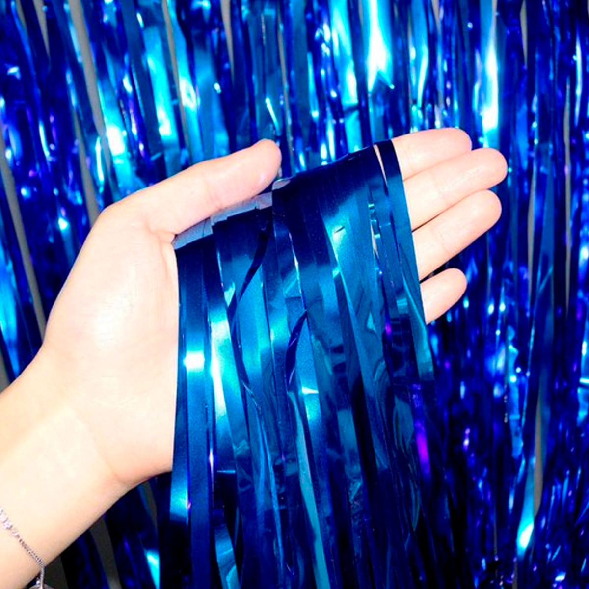 decoração com cortina metalizada azul