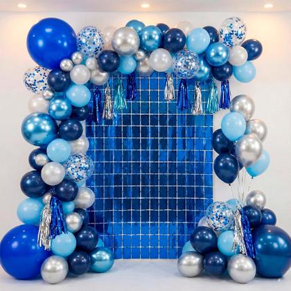 decoração com cortina metalizada azul