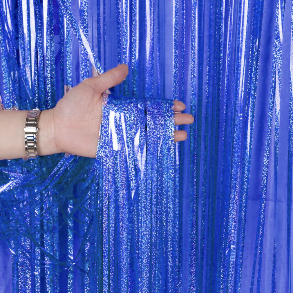 decoração com cortina metalizada azul