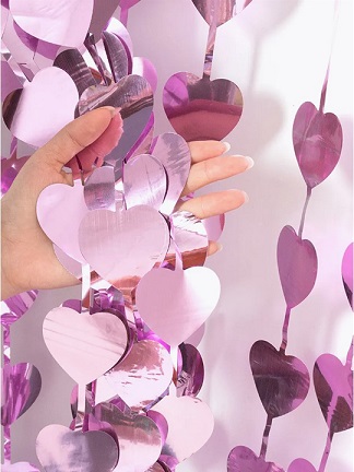 decoração com cortina metalizada rosa