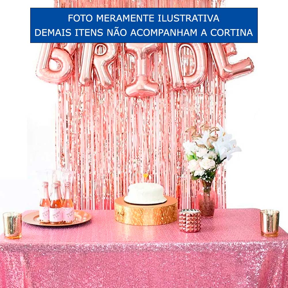 decoração com cortina metalizada rosa