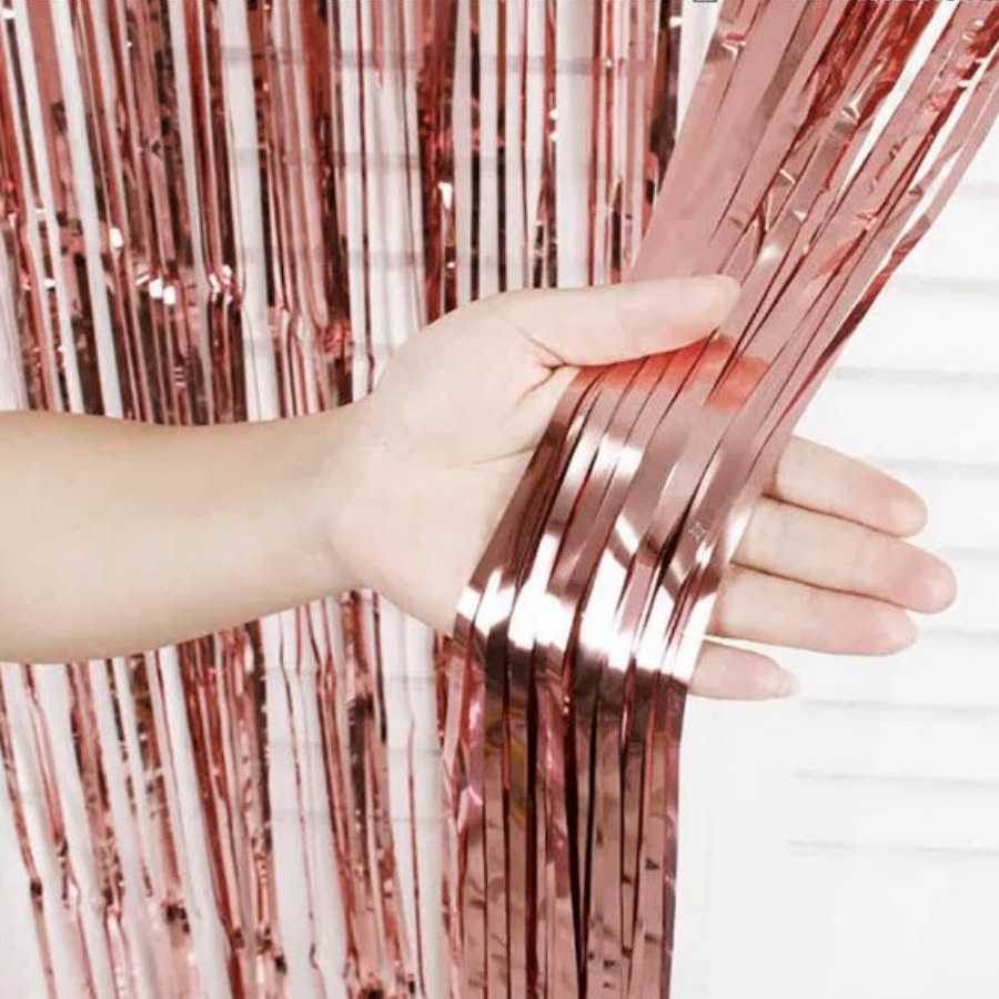 decoração com cortina metalizada rosa