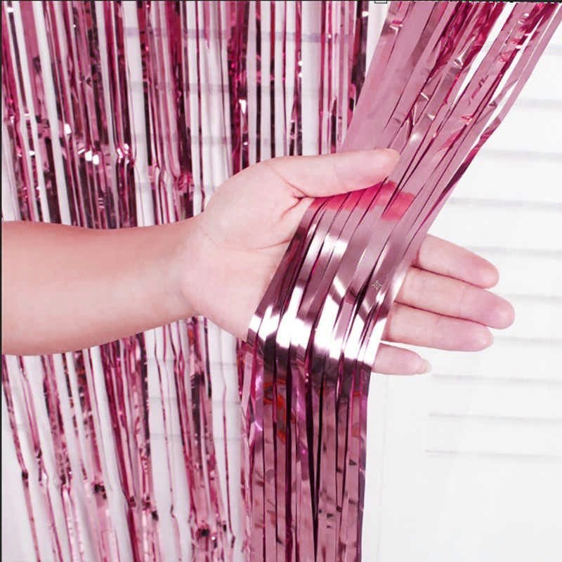 decoração com cortina metalizada rosa