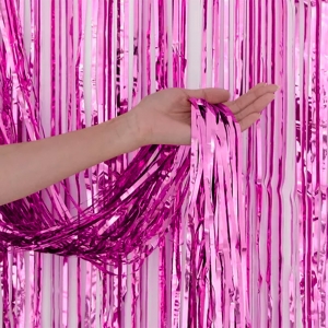 decoração com cortina metalizada rosa