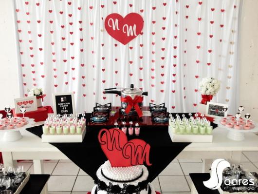 Cortinas Metalizadas e de Papel Crepom: Opções Criativas e Econômicas para Festas