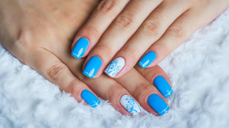 decoração com esmalte azul