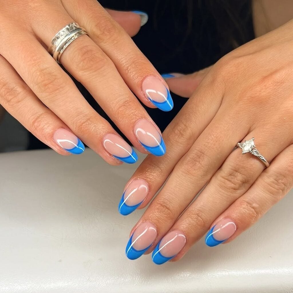 passo a passo francesinha azul metálica em unhas curtas