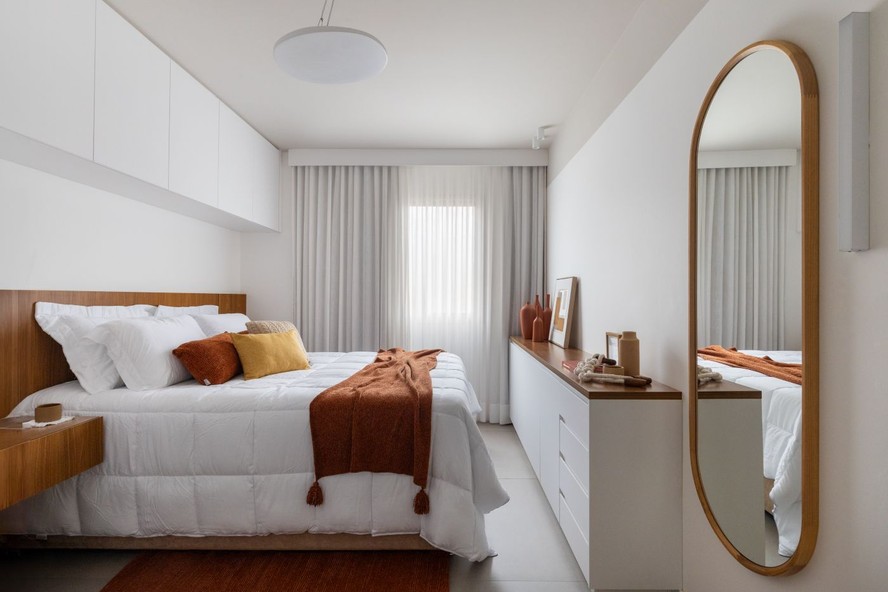 5 ideias de títulos para posts sobre decoração com espelhos: 1. Espelhos na Decoração: Guia Completo para Transformar Seu Lar. 2. Amplie Seu Espaço: Como Usar Espelhos para Criar a Ilusão de Amplitude. 3. Estilos de Espelhos que Vão Dar um Up na Sua Decoração. 4. Feng Shui e Espelhos: Onde Posicionar para uma Energia Positiva. 5. Espelhos Pequenos: Soluções Criativas para Ambientes Compactos.