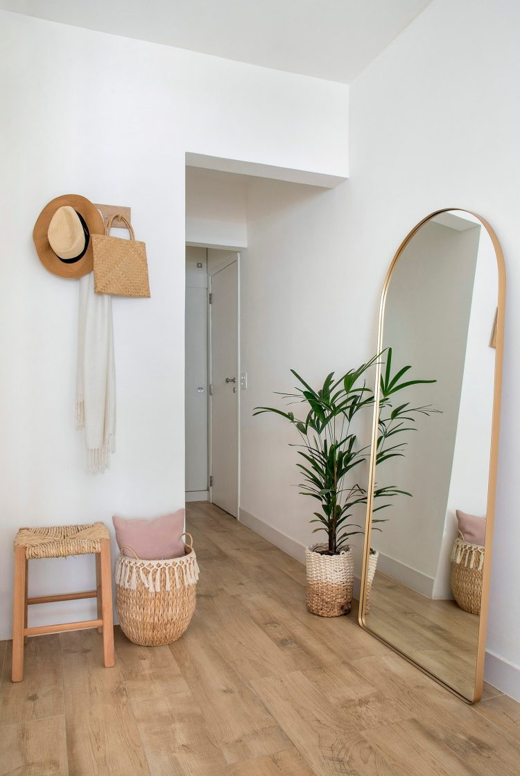 5 ideias de títulos para posts sobre decoração com espelhos: 1. Espelhos na Decoração: Guia Completo para Transformar Seu Lar. 2. Amplie Seu Espaço: Como Usar Espelhos para Criar a Ilusão de Amplitude. 3. Estilos de Espelhos que Vão Dar um Up na Sua Decoração. 4. Feng Shui e Espelhos: Onde Posicionar para uma Energia Positiva. 5. Espelhos Pequenos: Soluções Criativas para Ambientes Compactos.