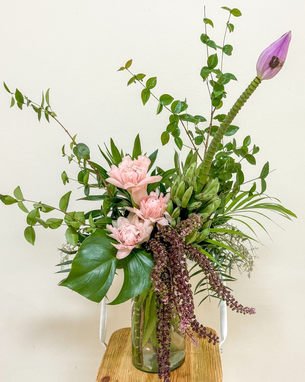 5 ideias de títulos:
1. Decoração com Flores: Guia Completo para Transformar seu Espaço
2. Flores Artificiais vs. Naturais: Qual a Melhor Escolha para sua Casa?
3. Estilos de Decoração com Flores: Do Rústico ao Moderno
4. Dicas Essenciais para Cuidar e Posicionar suas Flores
5. Onde Comprar Flores Online: As Melhores Lojas e Arranjos