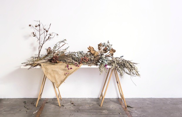 como economizar na decoração usando galhos secos e materiais reciclados