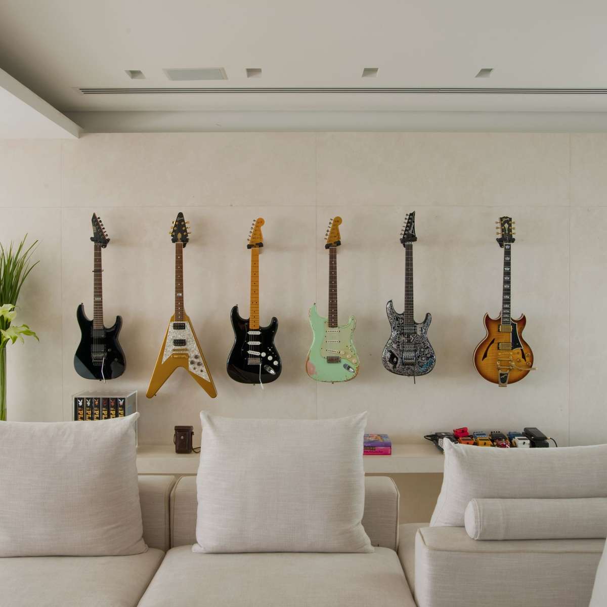 suporte parede violão vs pedestal decoração