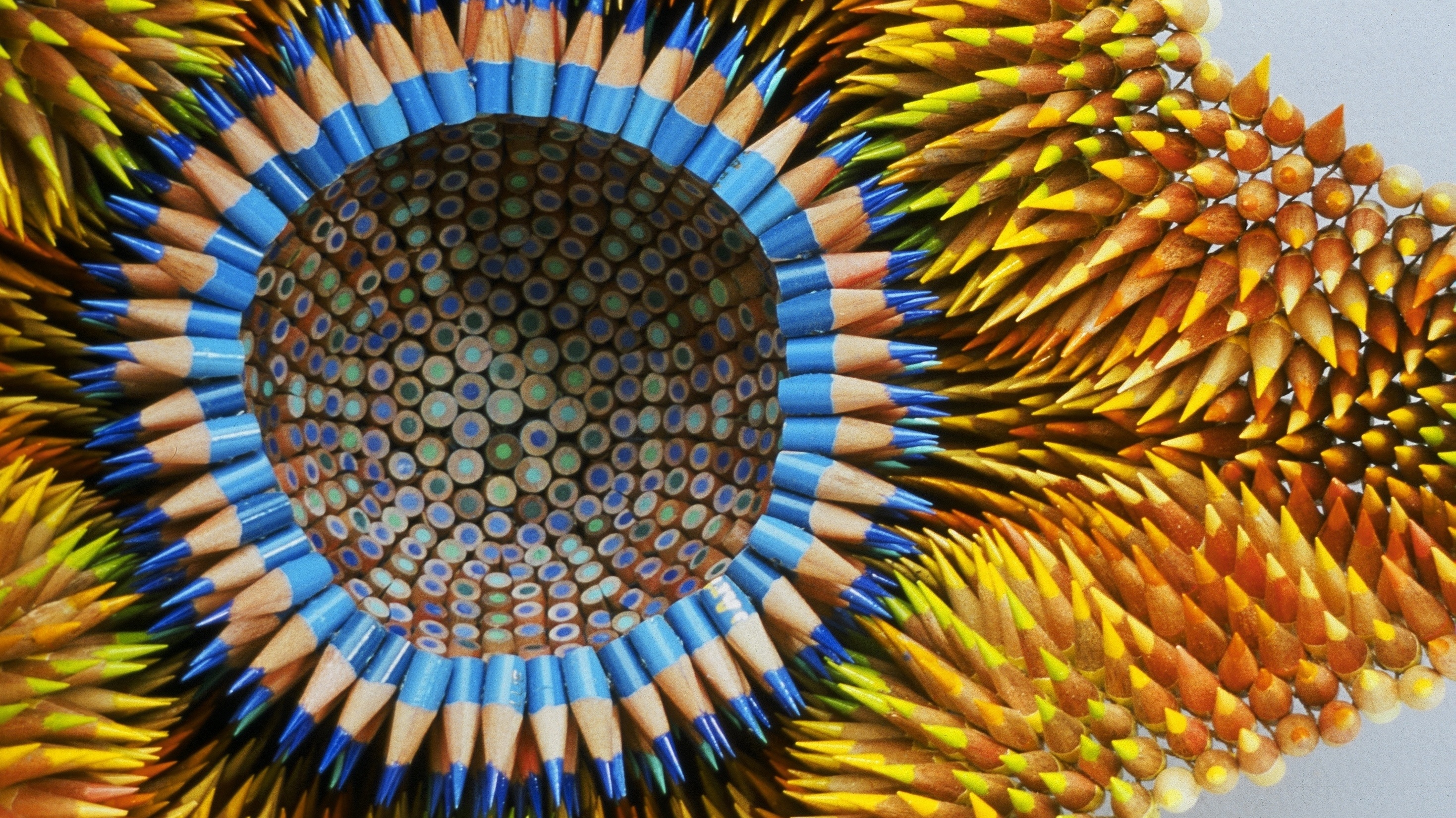 Decoração de home office com lápis de cor: cores que inspiram produtividade