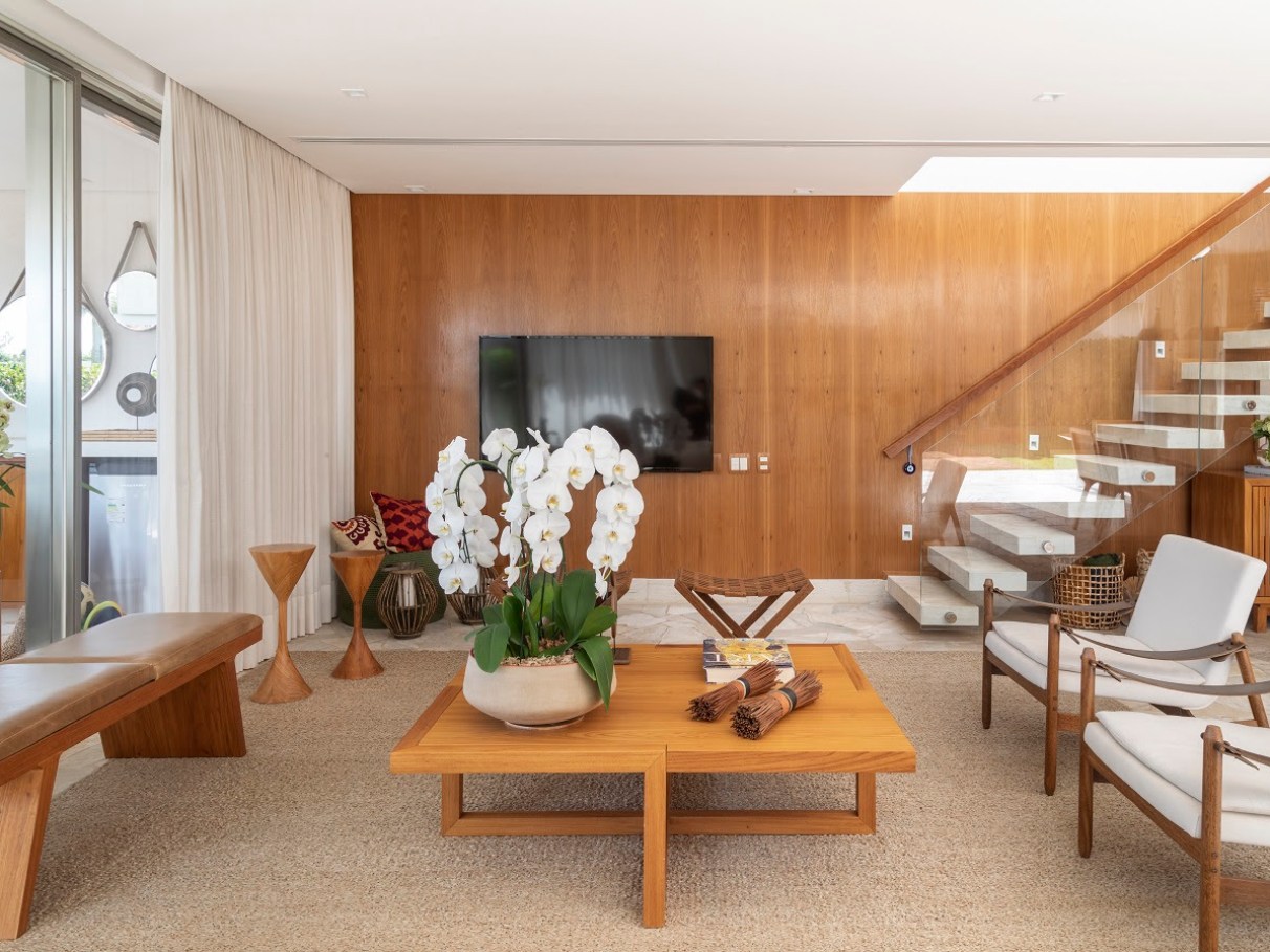 mesa de madeira maciça vs. mesa de madeira laminada