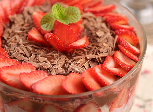 decoração com morango em sobremesa