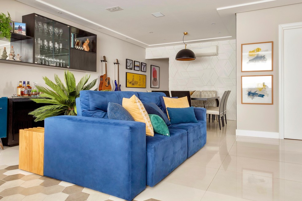 10 ideias incríveis para decorar sua sala com sofá azul