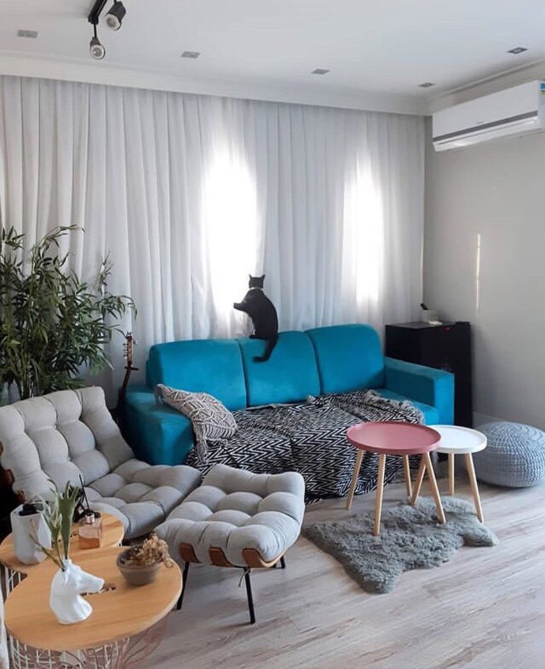 decoração de sala pequena com sofá azul dicas e truques