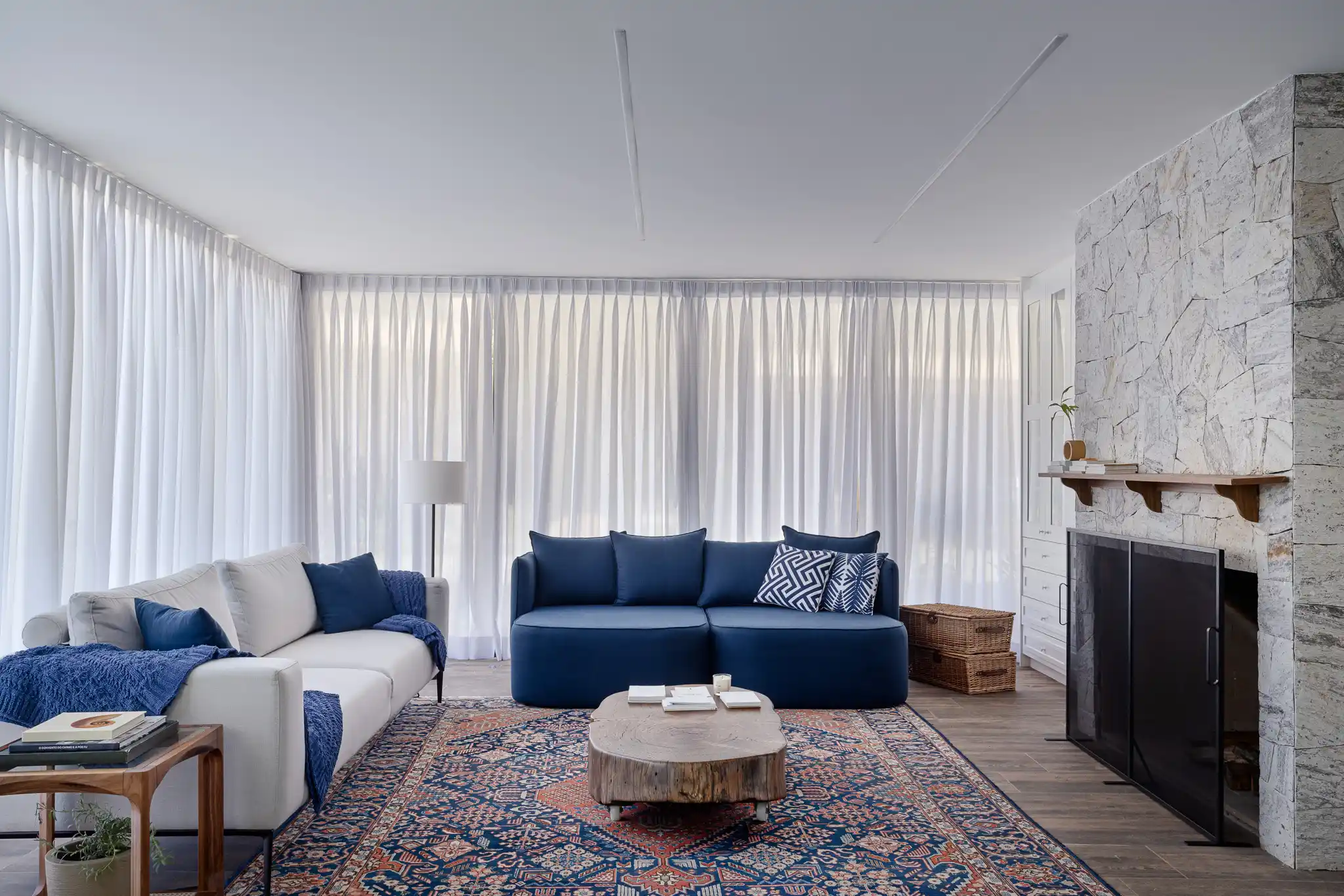 decoração de sala pequena com sofá azul dicas e truques