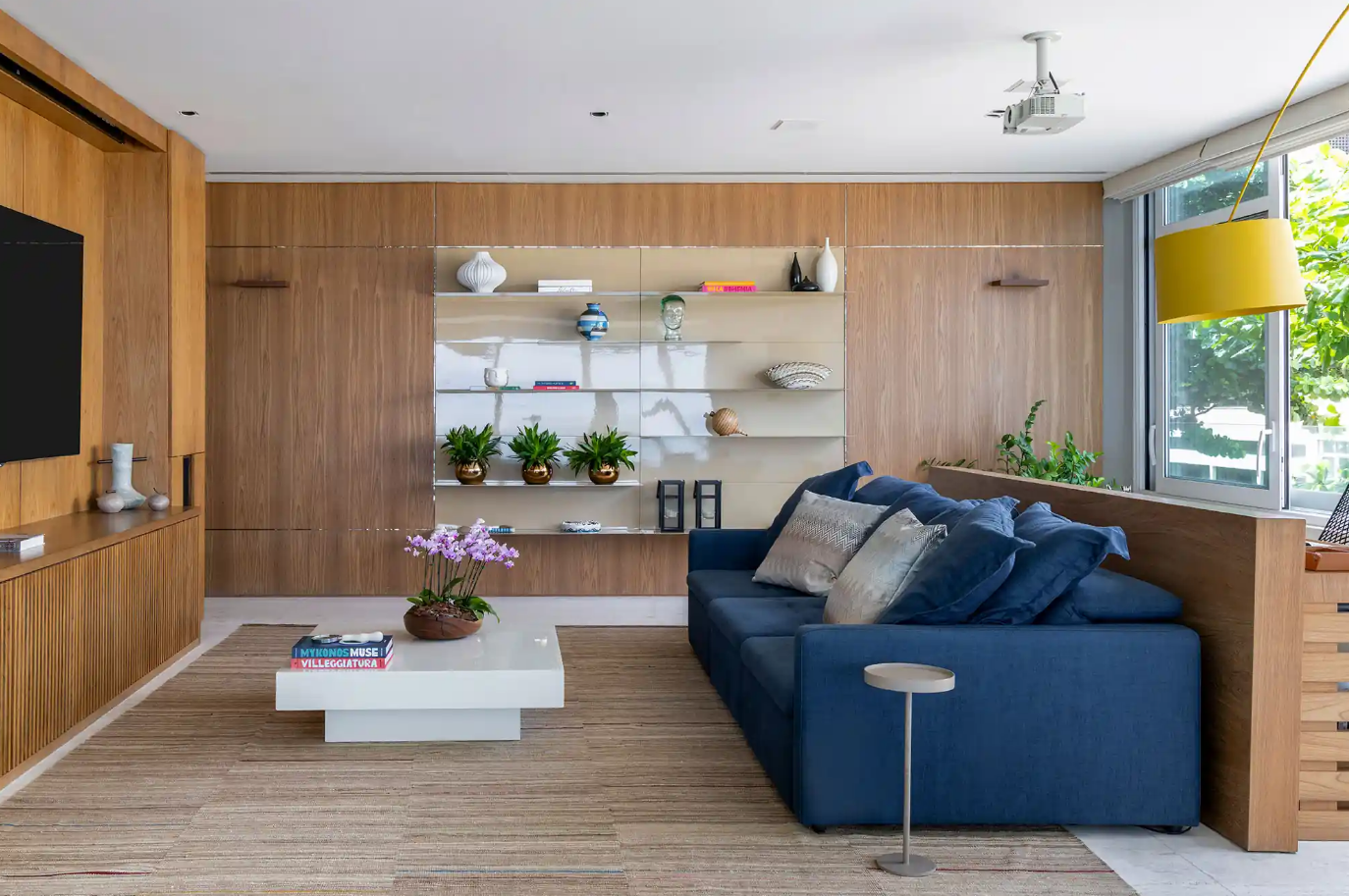 evite estes 5 erros ao combinar cores com seu sofá azul