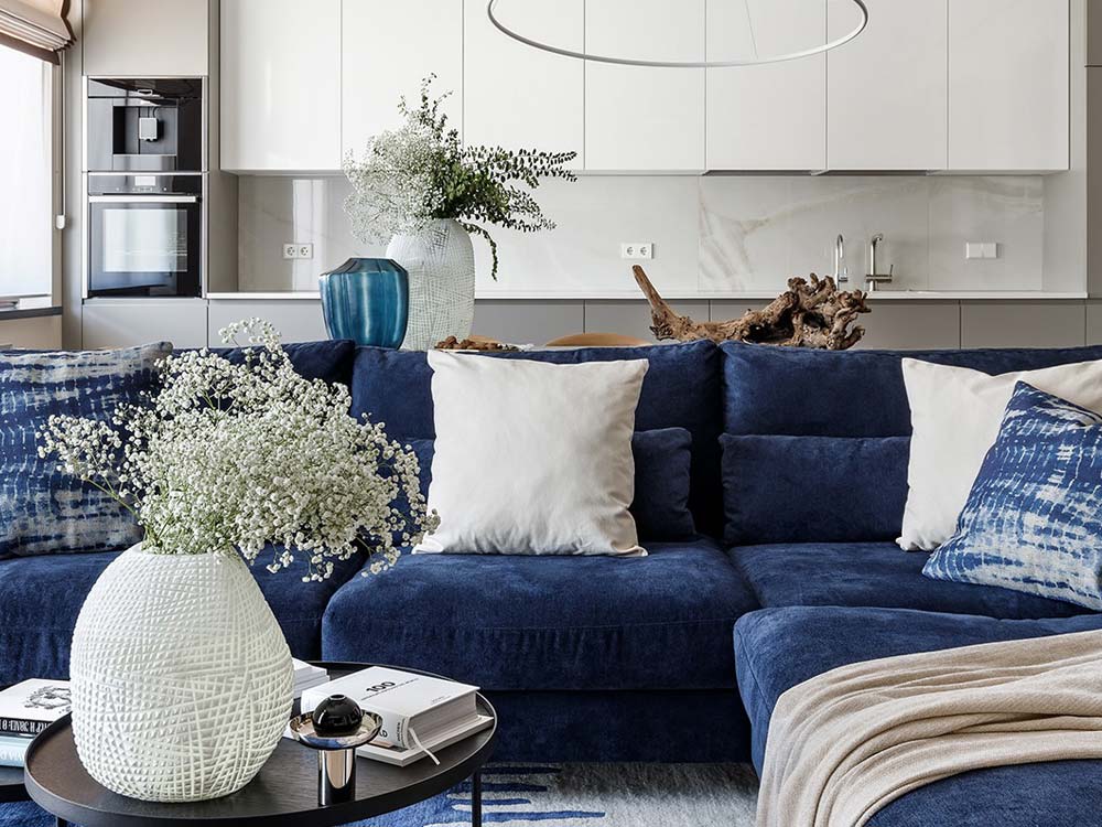 evite estes 5 erros ao combinar cores com seu sofá azul