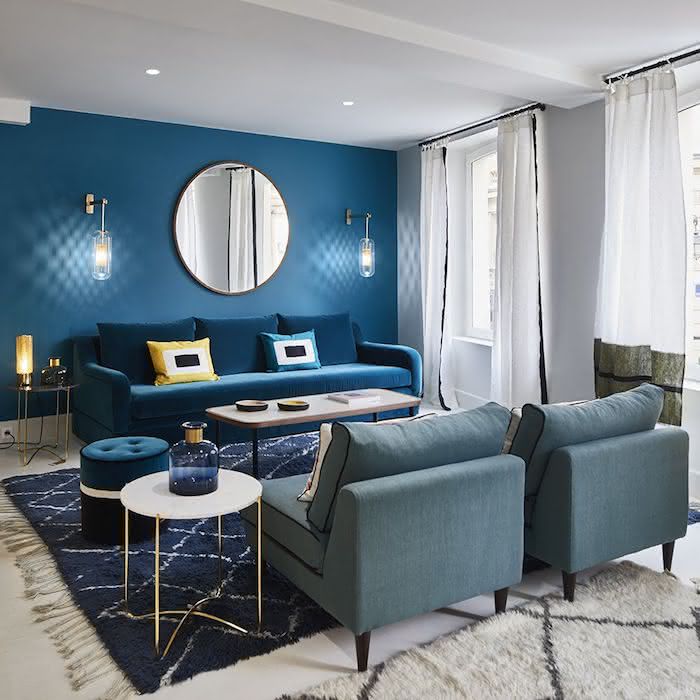 10 ideias incríveis para decorar sua sala com sofá azul