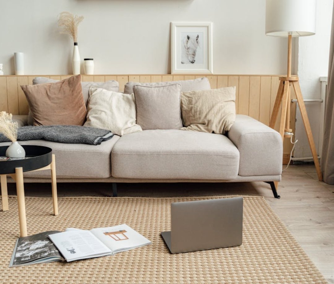 erros comuns decorar sala sofá bege