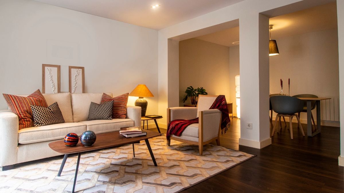 erros comuns decorar sala sofá bege