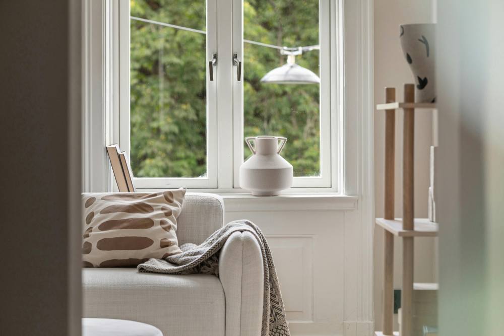 quanto custa decorar sala com sofá bege