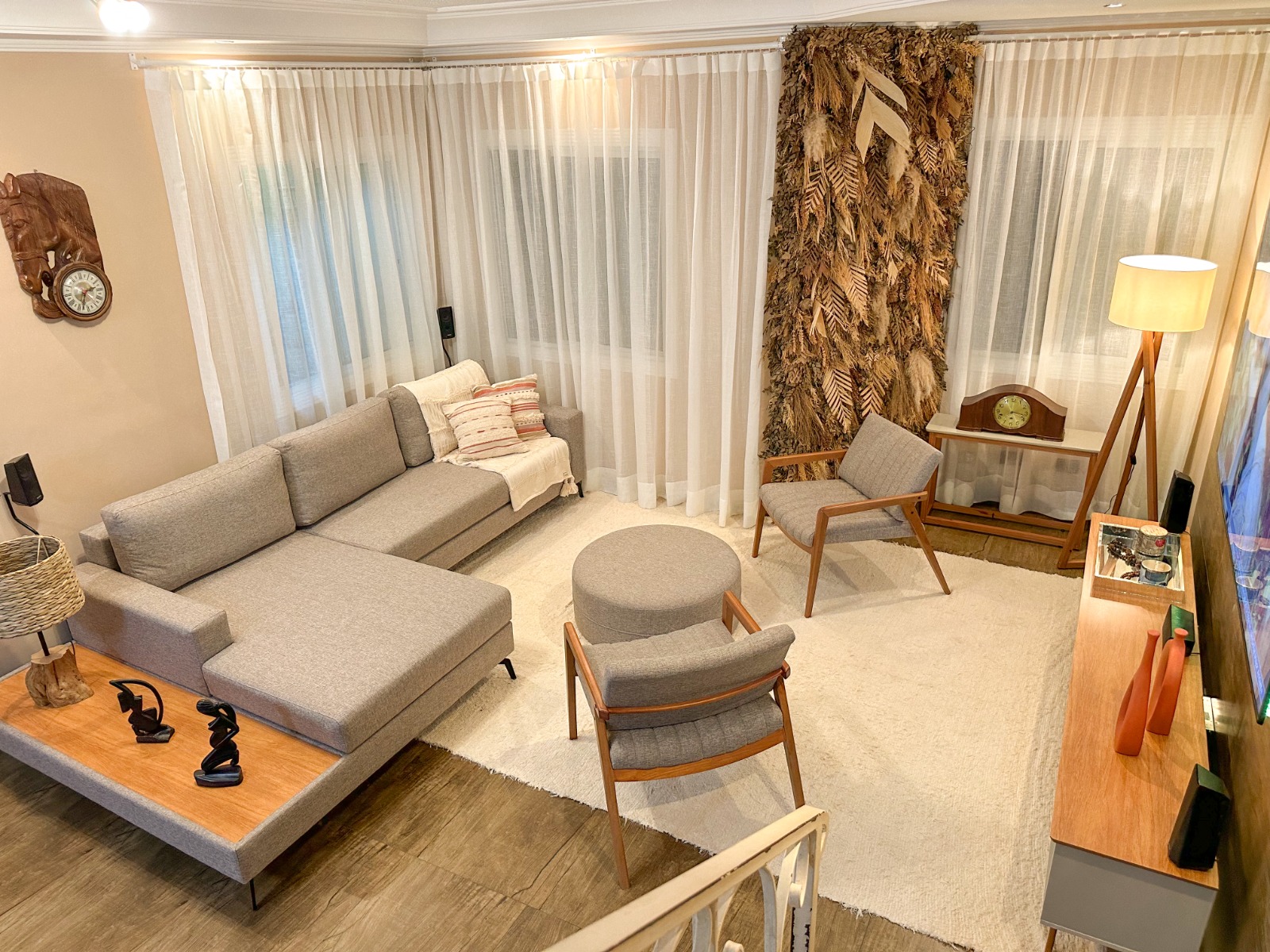 erros comuns decorar sala sofá bege