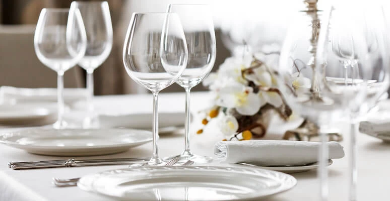 taças de vidro vs taças de cristal para decoração
