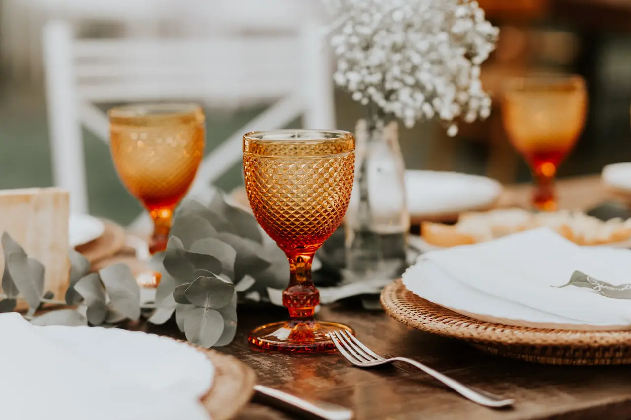 taças de vidro vs taças de cristal para decoração