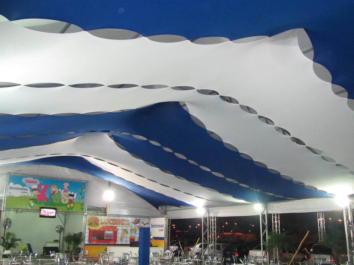 decoração com tecido tensionado