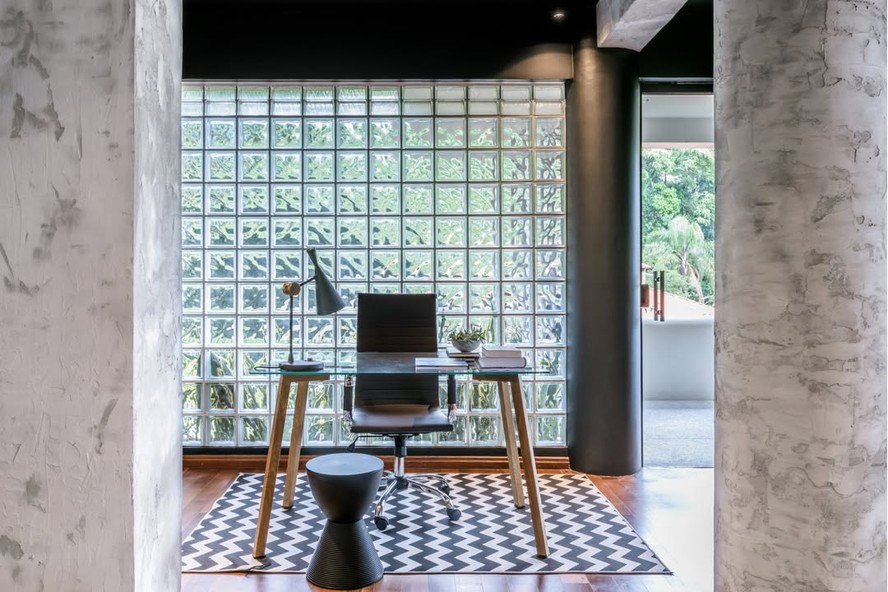 ideias de decoração com tijolo de vidro para sala