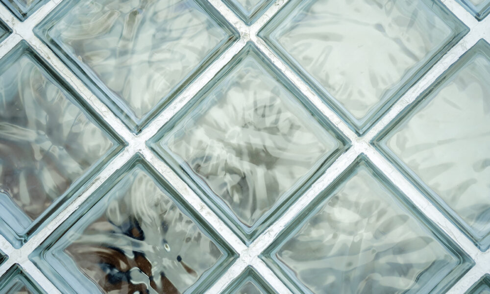 como usar tijolo de vidro em paredes internas