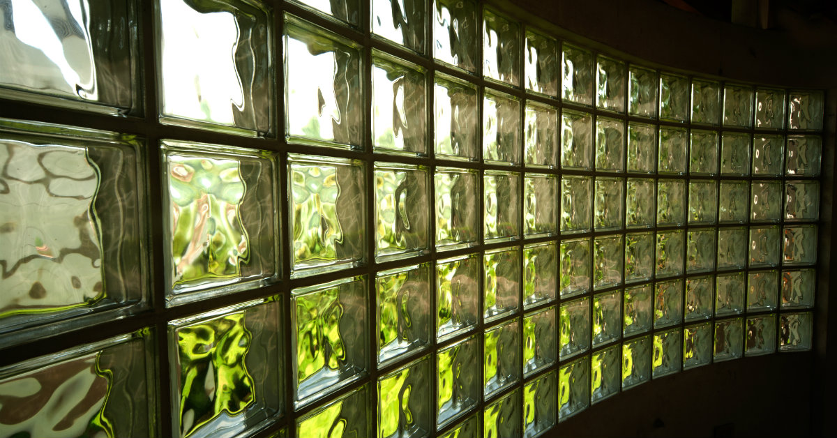 ideias de decoração com tijolo de vidro para sala